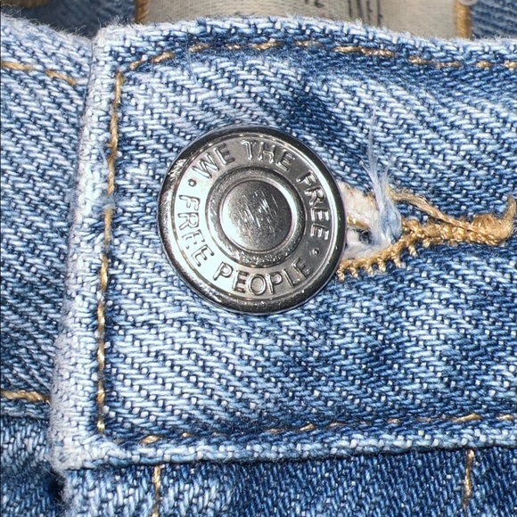 We The Free Light Wash Blue Distressed Raw Hem Denim Pants Size 28 - Picture 4 of 9